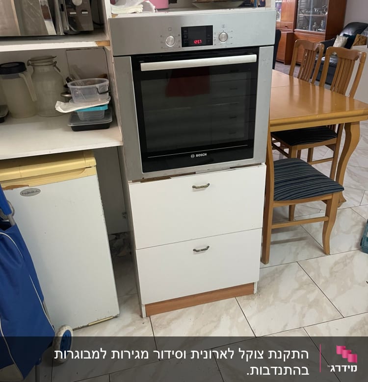 תנור אפייה מובנה במטבח עם מיקרוגל מעליו